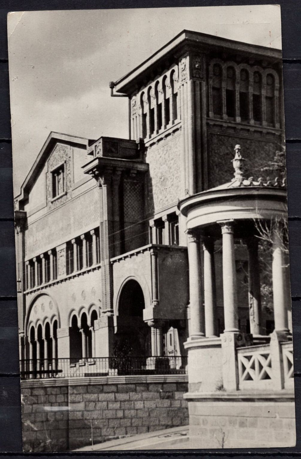 Феодосия лечение. Фрагмент росписи фасада дворца palazzina Maria на via Piaggio, 31
